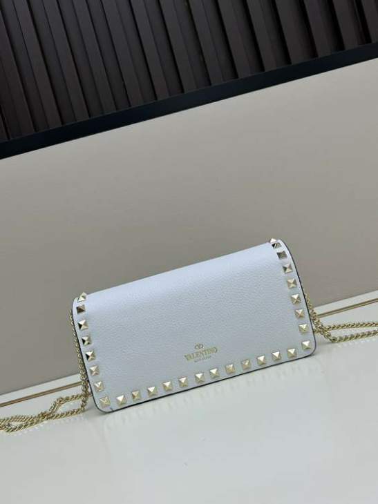 Picture of Valentino Handbags _SKUfw211203744fw